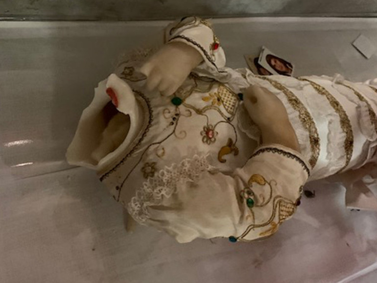 Profanata e distrutta la statua di Maria Bambina a Fonzaso. Il dolore di una comunità ferita dal gesto d'odio
