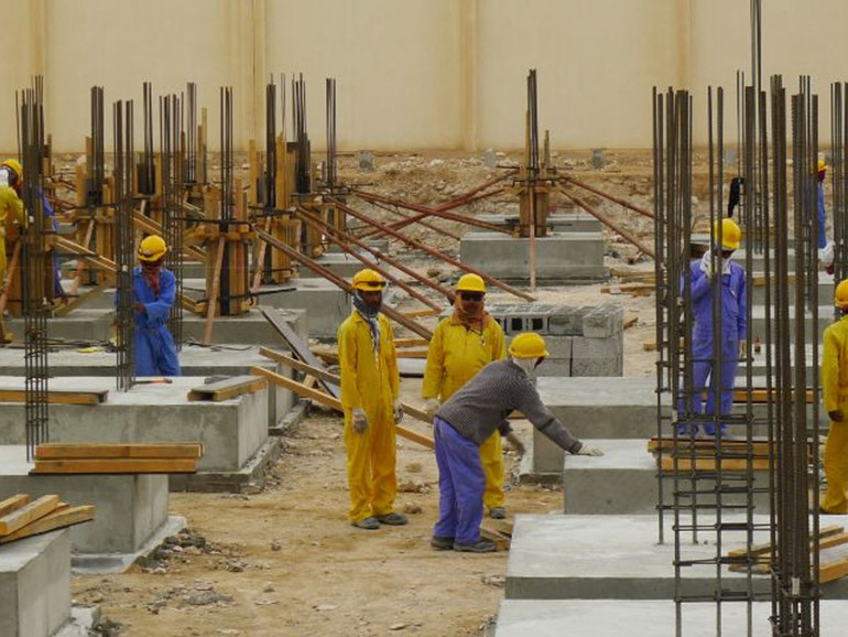 Qatar, ”le autorità non hanno indagato sulle morti di migliaia di lavoratori migranti”