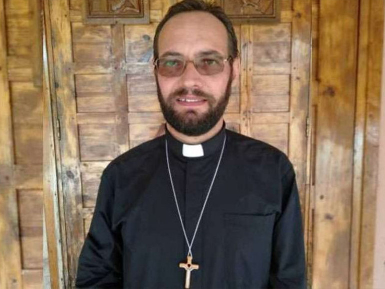 Quattrocento chilometri. Nove giorni di strada a piedi, oltre 400 chilometri, per andare ad incontrare Papa Francesco Quattrocento chilometri. Nove giorni di strada a piedi, oltre 400 chilometri, per andare ad incontrare Papa Francesco