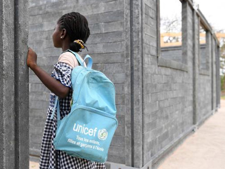 Riciclo rifiuti: Unicef, plastica usata trasformata in mattoni per costruire scuole in Costa d’Avorio