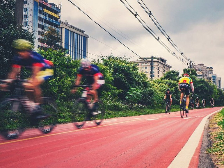 Ripartire “a pedali”: le sette proposte per spostarsi in bicicletta. E in sicurezza