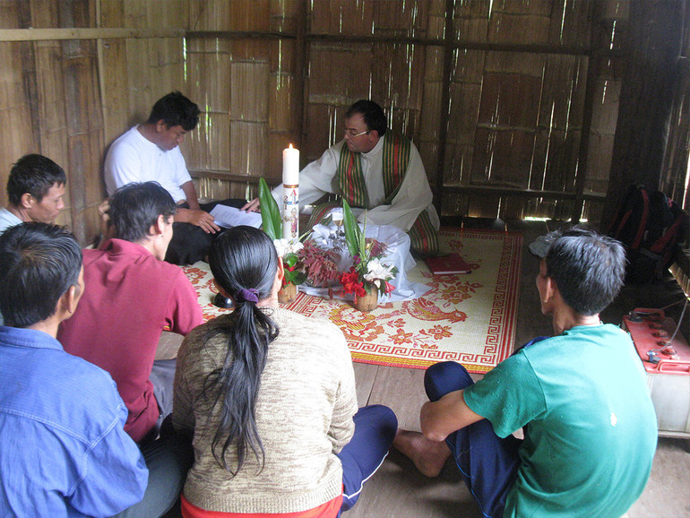 Ritrovare un centro nella vita di fronte a Gesù Eucaristia. La meditazione e la preghiera secondo i nostri missionari in Thailandia