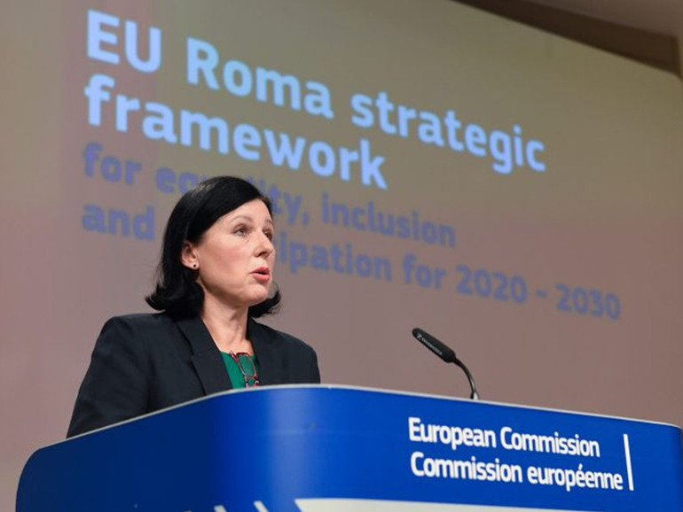 Rom: piano decennale Ue. Inclusione, istruzione, lavoro e casa. Jourova, “ancora discriminazione e razzismo in Europa”