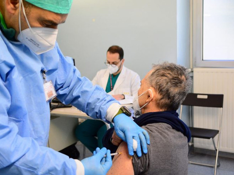 Roma, in 1 anno più di 25 mila vaccinazioni a persone in difficoltà