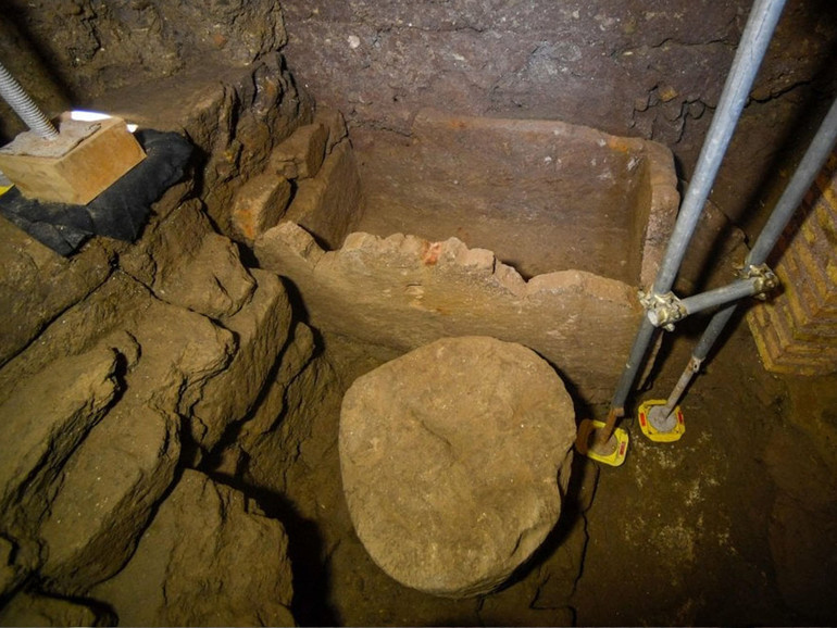 Roma, le ragioni di un antico fascino. Il fascino dell'Urbe nei millenni, rinfocolato dalla scoperta del presunto sepolcro di Romolo Roma, le ragioni di un antico fascino. Il fascino dell'Urbe nei millenni, rinfocolato dalla scoperta del presunto sepolcro di Romolo