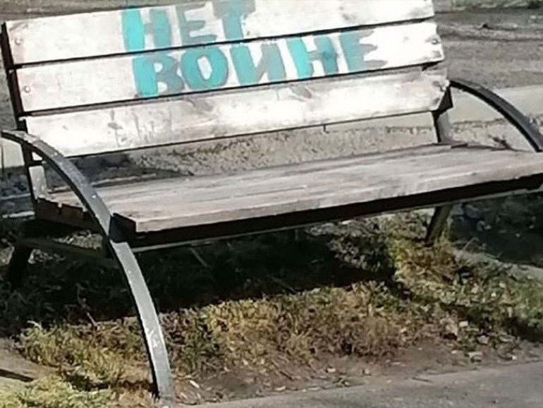 Russia: non si ferma il dissenso. La mobilitazione degli attivisti, uno studente multato per aver bruciato la bandiera con la lettera Z Russia: non si ferma il dissenso. La mobilitazione degli attivisti, uno studente multato per aver bruciato la bandiera con la lettera Z