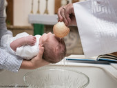 Sacramento di salvezza, ma senza imposizioni. Si possono battezzare i bambini all’insaputa dei genitori?