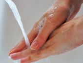 Salute, Unicef: in 60 paesi 2 persone su 3 non possono lavarsi le mani