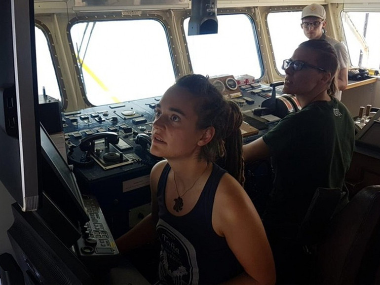 Sea Watch, la capitana Carola forza il blocco e fa rotta verso Lampedusa