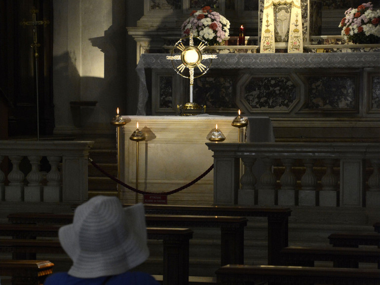 Si può recitare il rosario durante l'adorazione?