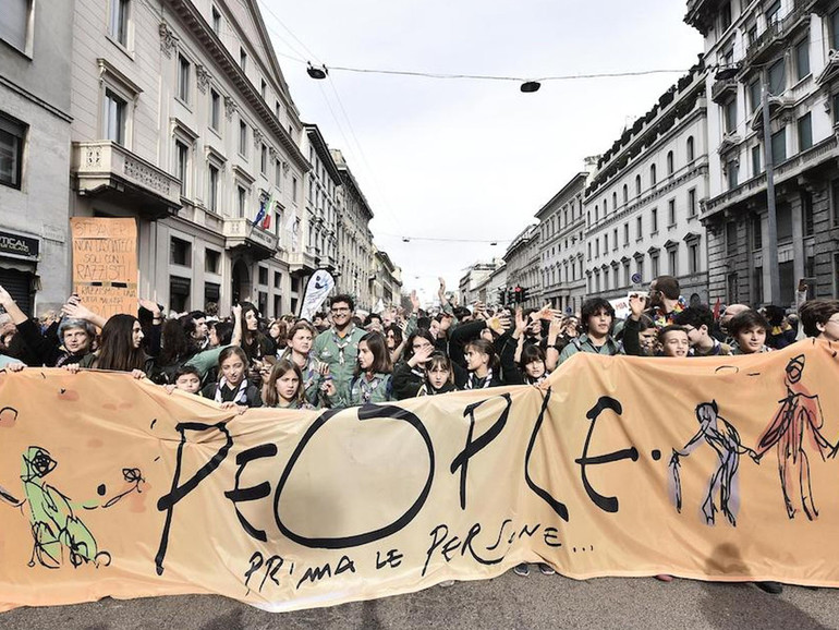 “Siamo tutti sulla stessa barca”: Milano sfila al grido di “People”. 200 mila alla manifestazione anti-razzista
