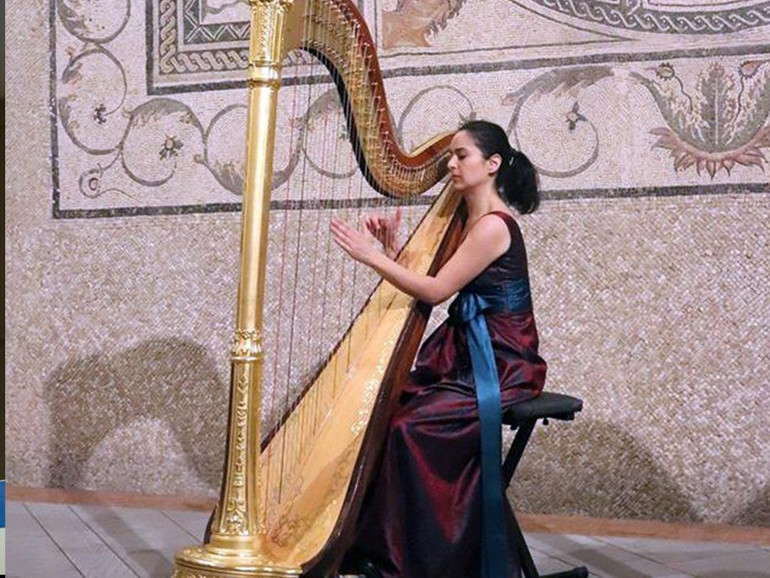 Siria: Rahaf Chikhani (musicista), con l’arpa “per suonare l’armonia della mia Siria”