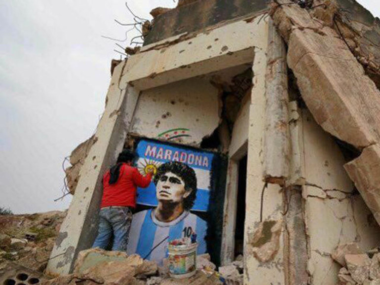 Siria, street artist ritrae Maradona su una casa distrutta
