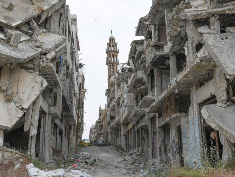 Siria. Tra le macerie di Homs, dove i poveri e gli anziani abbandonati diventano germogli di speranza