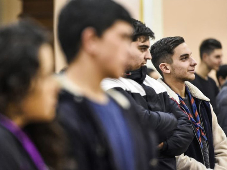 Società. Il mondo dei giovani ha bisogno di aprirsi agli altri Società. Il mondo dei giovani ha bisogno di aprirsi agli altri