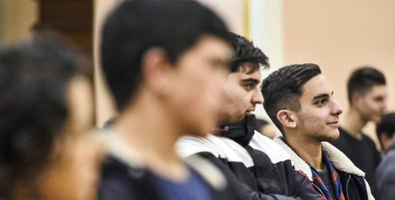 Società. Il mondo dei giovani ha bisogno di aprirsi agli altri