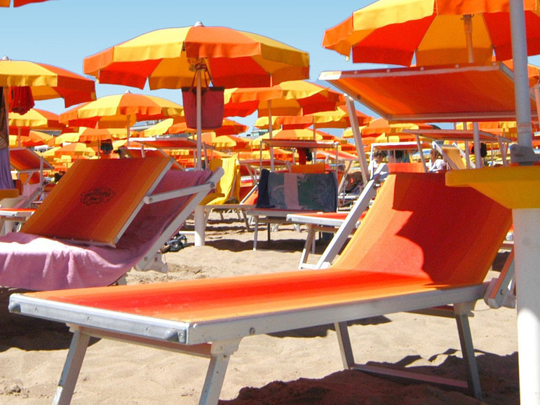 Spiagge, le linee guida di Inail e Iss: ombrelloni distanziati di 5 metri