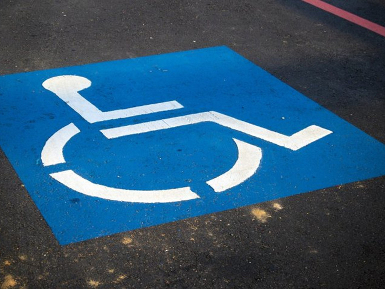 Strisce blu gratis per le persone con disabilità: emendamenti approvati