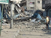 Striscia di Gaza. P. Romanelli (parroco): “Attivata piccola rete di aiuto nella parrocchia”. Unicef, “57 bambini uccisi”. Stallo diplomatico