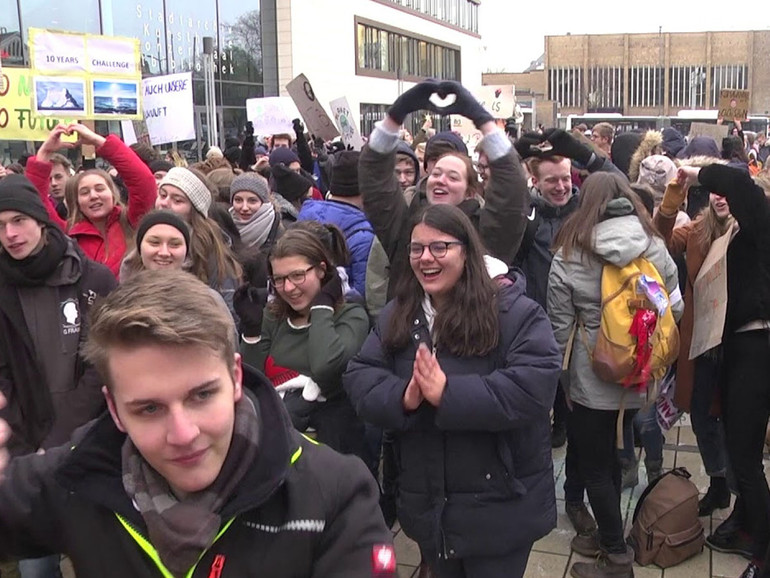 Studenti in piazza per il futuro del pianeta. Ecco cos'è #FridayforFuture Studenti in piazza per il futuro del pianeta. Ecco cos'è #FridayforFuture