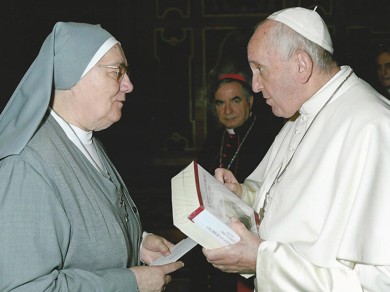 Suor Carla Gallinaro ha consegnato a papa Francesco l’«Epistolario di Francesco Faà di Bruno»