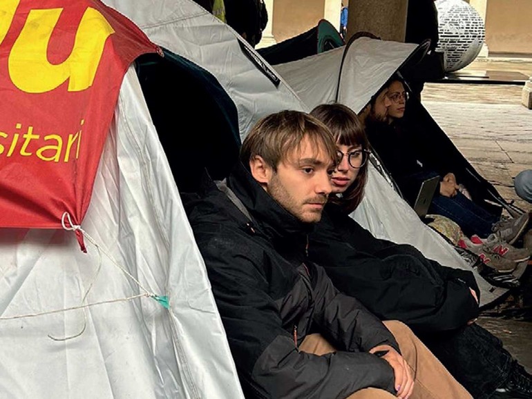 Tende accampate per scioperare per il caro-affitti Tende accampate per scioperare per il caro-affitti