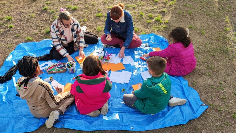 Tendere la mano alle famiglie in difficoltà, aiutando i bambini a essere felici