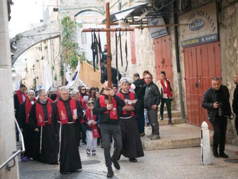 Terra Santa: Custodia, a Gerusalemme 500 giovani alla Via Crucis con la “sciarpa rossa per dire che il perdono è la risposta dei cristiani”