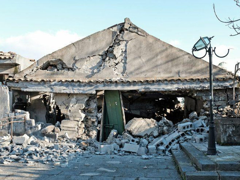 Terremoto in Sicilia, si contano i danni ai piedi dell’Etna. Mons. Raspanti (Acireale): “La casa è una esigenza primaria”