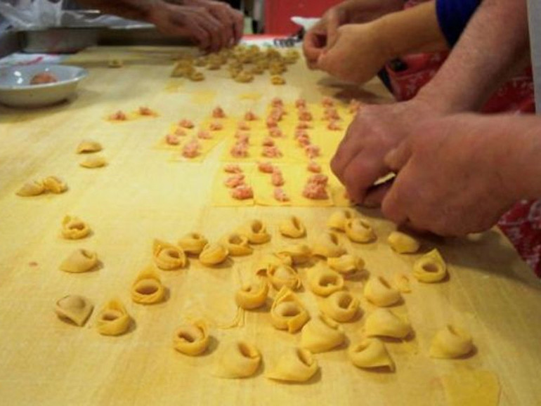 Tombola, tortellini e regali sospesi: il Natale delle Cucine popolari di Bologna