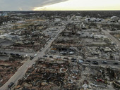 Tornado negli Stati Uniti: rasa al suolo la cittadina di Mayfield in Kentucky. Gli aiuti della Caritas e la solidarietà