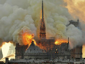 Tra acrobati e api. I lavori per far tornare a splendere la cattedrale di Notre Dame a Parigi