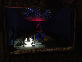 Tra buio e luce il presepe della parrocchia della Natività in Stra richiama il dramma dei migranti