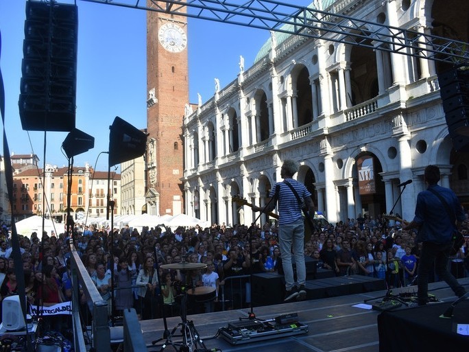 Tutta l'energia del bene in piazza