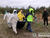 Ucraina: 35 luoghi di sepoltura e oltre 120 corpi riesumati nella regione di Donetsk. Le prime immagini della polizia