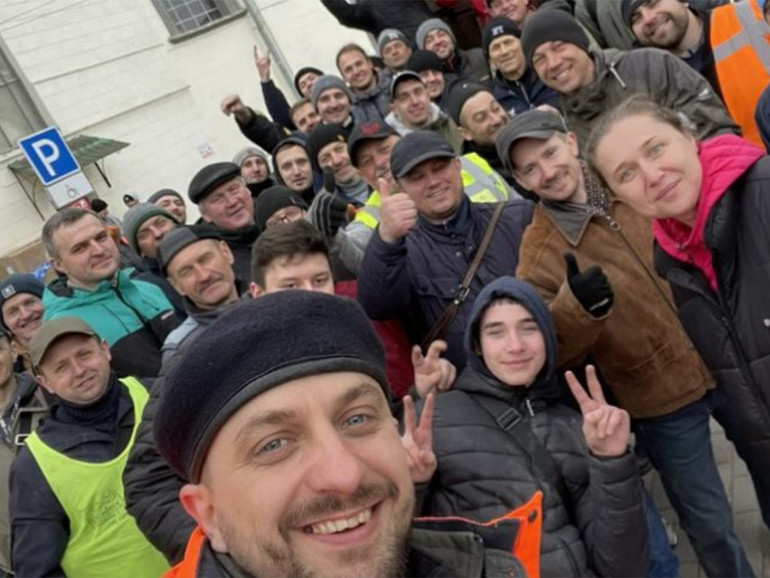 Ucraina: a Ternopil, 1000 tonnellate di aiuti, 40 tir dall’Italia e il volto sorridente di padre Roman