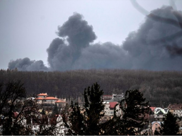 Ucraina: attacco a Leopoli, città dei profughi. Inizia nel sangue la Settimana Santa per greco-cattolici e ucraini
