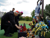 Ucraina: card. Zuppi in visita a Bucha rende omaggio alle vittime sepolte nella fossa comune