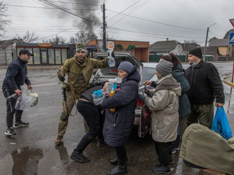Ucraina: Grynevych (Caritas), “anche vescovi di Kiev e Kharkiv distribuiscono cibo e aiuti”. Si cercano luoghi sicuri per donne e bambini