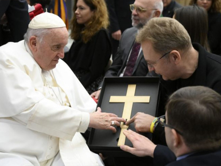 Ucraina: il sindaco di Leopoli incontra Papa Francesco e chiede aiuto per i bambini feriti Ucraina: il sindaco di Leopoli incontra Papa Francesco e chiede aiuto per i bambini feriti