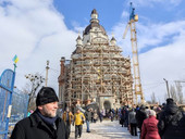 Ucraina: Kharkiv, il vescovo distribuisce aiuti. Una lunga fila davanti alla chiesa. “La nostra terra è diventata campo di battaglia”