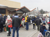 Ucraina: la stazione ferroviaria polacca trasformata in centro di primo soccorso per gli ucraini che arrivano in cerca di rifugio e aiuto