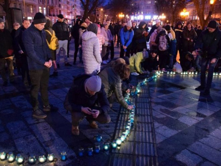 Ucraina: Leopoli, centinaia di candele accese in memoria vittime uccise a Bucha, Irpin, Mariupol, Chernihiv. “La luce vince sempre”