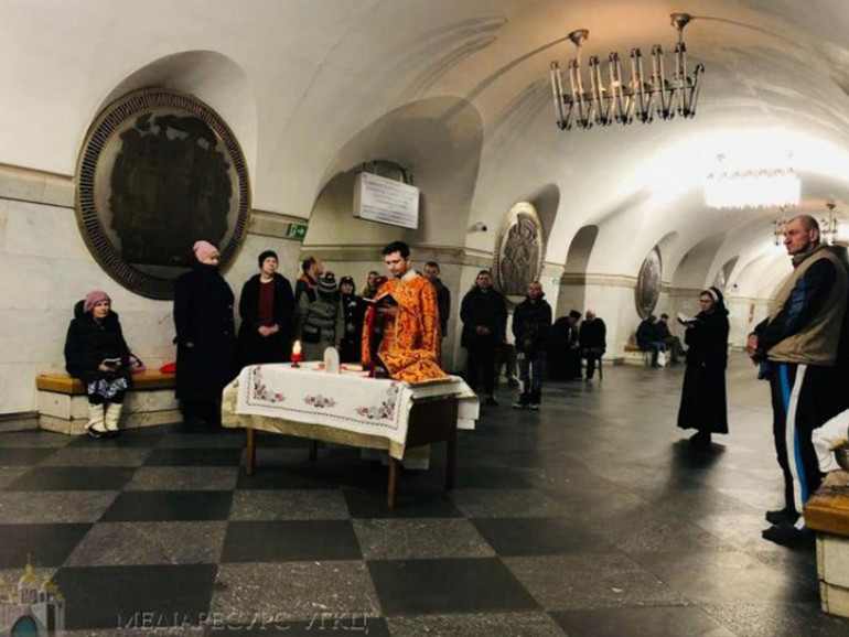 Ucraina: messa nella metropolitana di Kiev, “in preghiera per la fine della guerra, per la pace sulla nostra terra” Ucraina: messa nella metropolitana di Kiev, “in preghiera per la fine della guerra, per la pace sulla nostra terra”