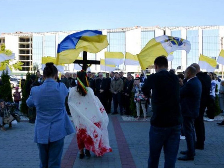Ucraina: mons. Gallagher ai rifugiati, “continuate ad essere coraggiosi e forti, il vostro Paese risorgerà”