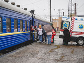 Ucraina, Msf: “Da Zaporizhzhia a Leopoli, trasferiti i primi pazienti su un treno adibito a clinica”
