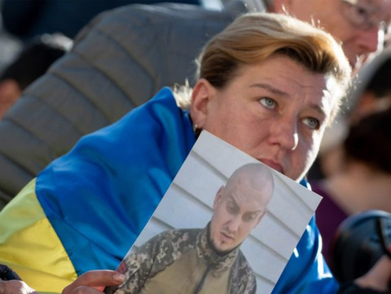 Ucraina: parenti di militari in piazza San Pietro per chiedere aiuto a Papa Francesco, “vogliamo sapere dove sono i nostri figli, i nostri nipoti”
