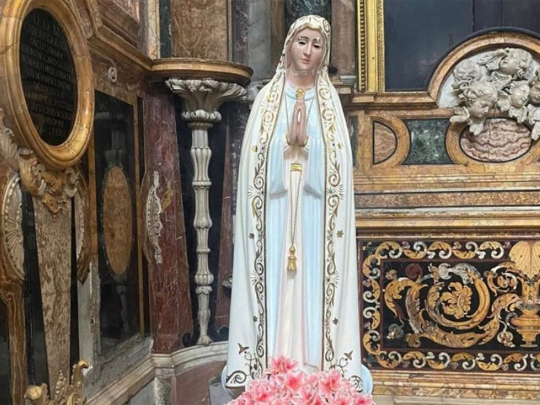 Ucraina: restaurata la statua della Madonna di Vorzel. Lasciati sul volto i segni dei danni subiti dalla guerra