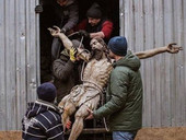 Ucraina: rimosso il Cristo della Cattedrale Armena di Leopoli, sarà protetto in un bunker. Non accadeva dalla Seconda Guerra mondiale