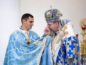 Ucraina: sacerdote preso con la forza, minacciato e buttato fuori dalla sua città. La storia di padre Oleksandr che non vuole provare odio